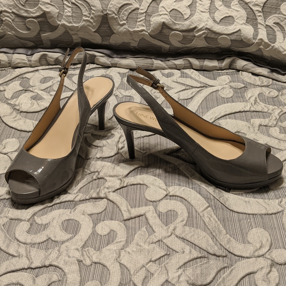 Nine West size 8.5 Gray Cinema Slingback Pumps